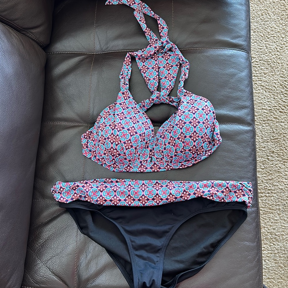 Liz Claiborne 2 piece swimsuit. Like new, only worn twice.